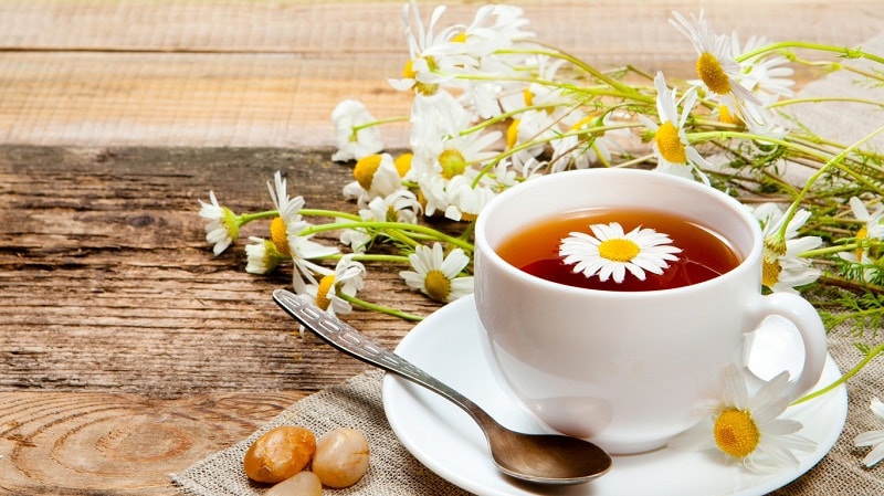 Trà: Trà có nhiều công dụng trong việc giúp tỉnh táo và chống oxy hóa. Nhưng uống quá nhiều trà có thể gây ố vàng răng.