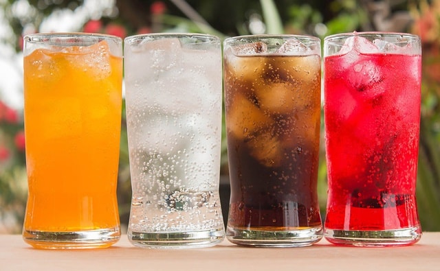 Nước ngọt: Các loại nước ngọt đều là thủ phạm khiến cho răng bị ố vàng bởi vì thành phần của chúng chứa rất nhiều axit, đường và phẩm màu. Ngoài ra, những chất điều vị hóa học có trong nước ngọt cũng có thể gây tổn hại đến men răng.