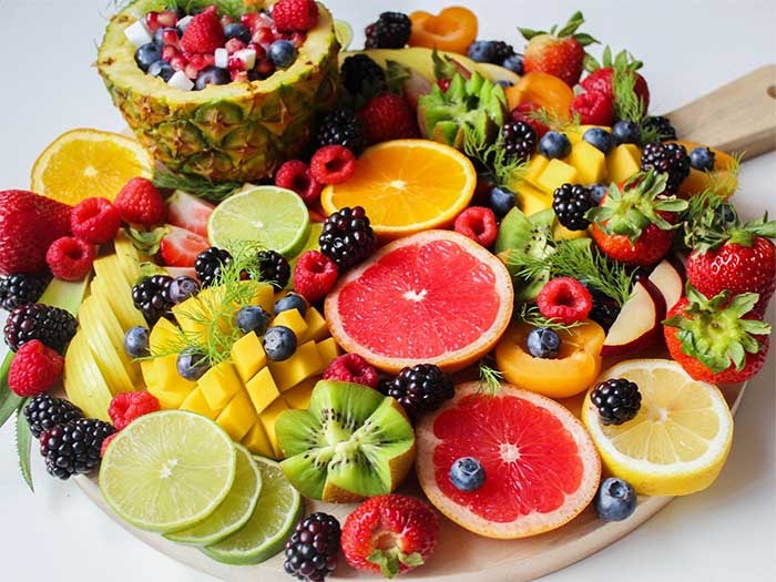 Các loại trái cây sẫm màu: Những loại trái cây có màu sẫm như dâu tằm, lựu, cherry, mận hồng quân… tuy chứa rất nhiều loại vitamin có ích cho cơ thể nhưng lại khiến cho răng của bạn bị nhuộm màu. Nếu để lâu, lớp màu này sẽ ngấm vào trong ngà răng và khiến cho răng bị xỉn màu. Bên cạnh đó có một số trái cây chứa nhiều axit như nho, cam có thể không gây ảnh hưởng gì đến màu sắc của răng nhưng lại chứa nhiều axit, có thể làm bào mòn lớp men răng và khiến cho răng dễ bị tổn thương hơn.