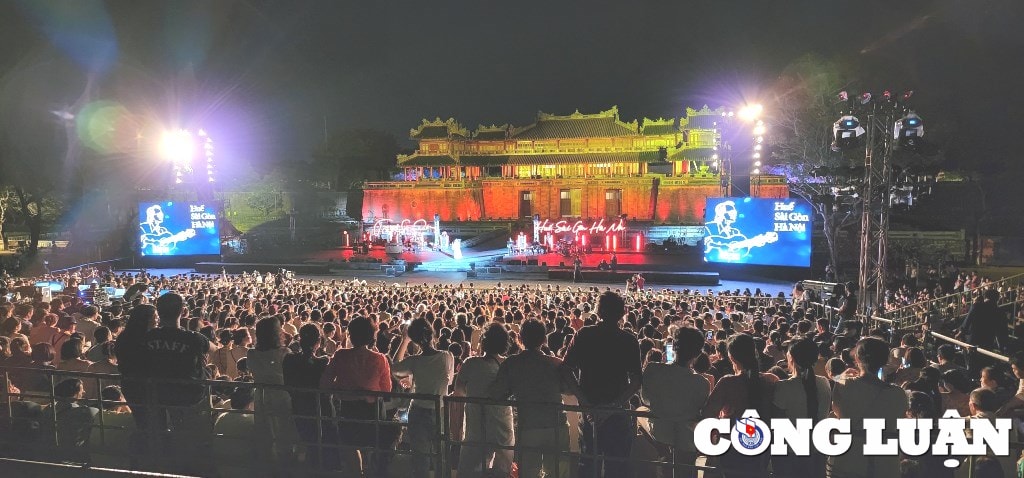 Rất nhiều công chúng yêu nhạc, du khách trong và ngoài nước tới tham dự Đêm nhạc Trịnh Công Sơn, chương trình nằm trong nội dung các hoạt động tại Festival Huế 2022