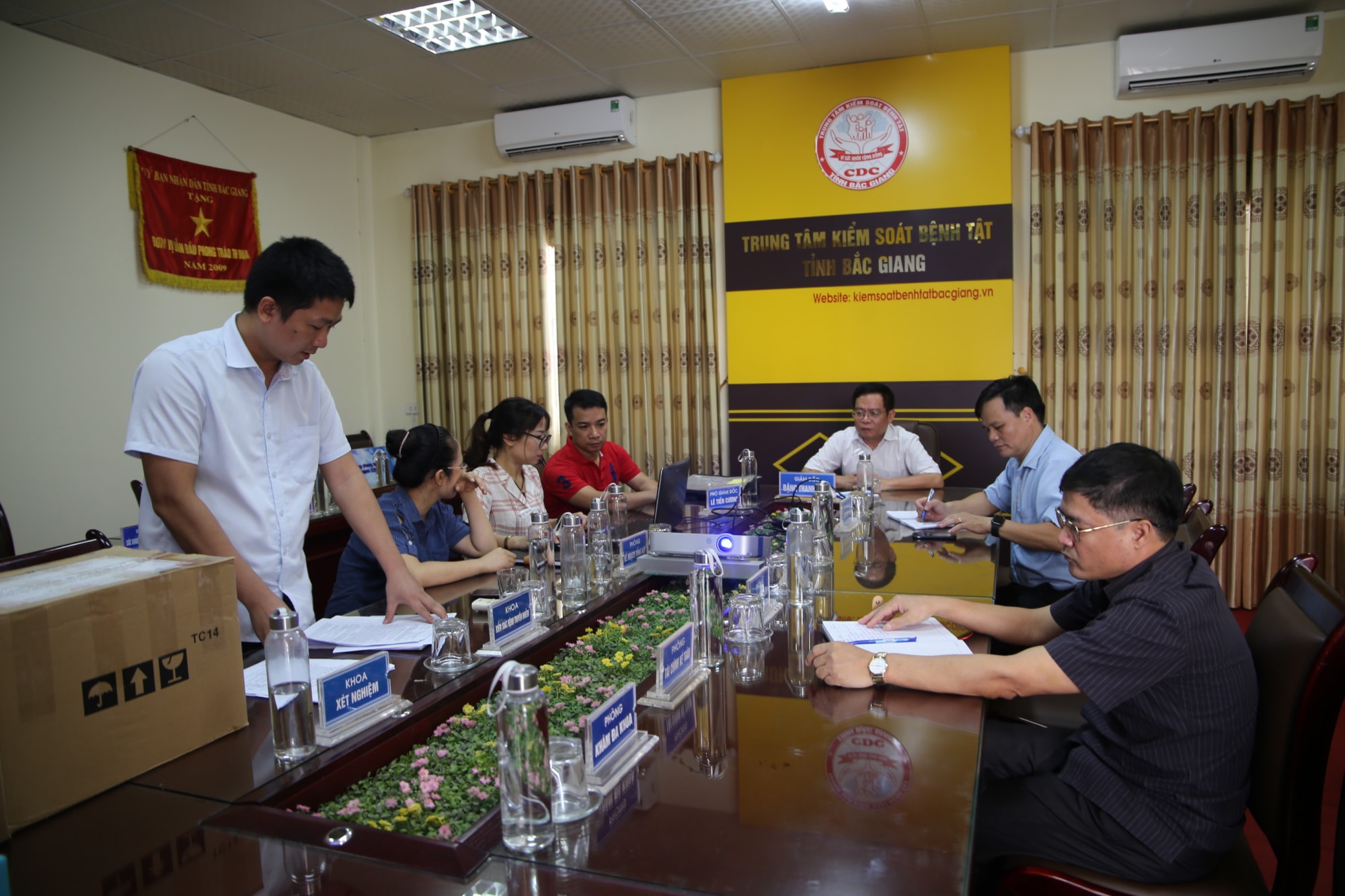 CDC Bắc Giang kiểm tra các thùng hồ sơ dự thầu, gói thầu mua sắm vật tư, hóa chất, sinh phẩm xét nghiệm phục vụ phòng chống dịch bệnh Covid-19 lần thứ I năm 2020. Ảnh: CDC Bắc Giang