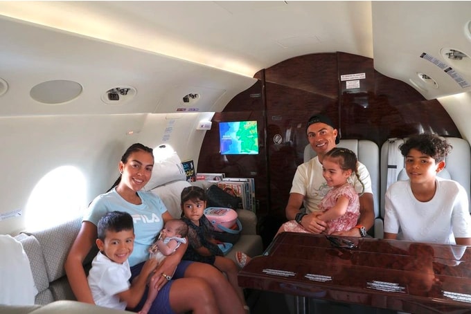 Gia đình Ronaldo đi nghỉ hè bằng phi cơ riêng. Ảnh: Daily Mail