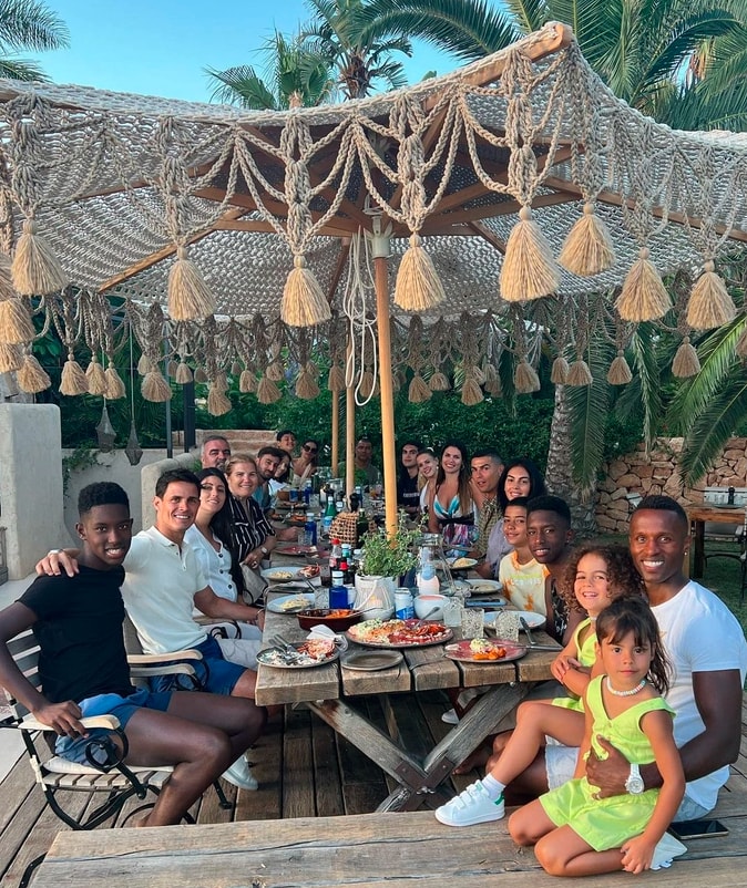 Ronaldo tranh thủ gặp gỡ nhiều bạn bè. Ảnh: Daily Mail