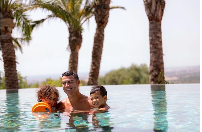 Ronaldo vui chơi bên các con. Ảnh: Daily Mail