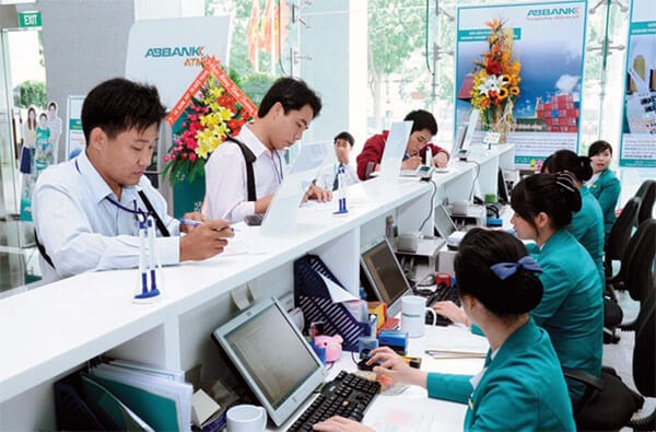 ap luc chay chi tieu ban bao hiem khien nhan vien ngan hang bo viec