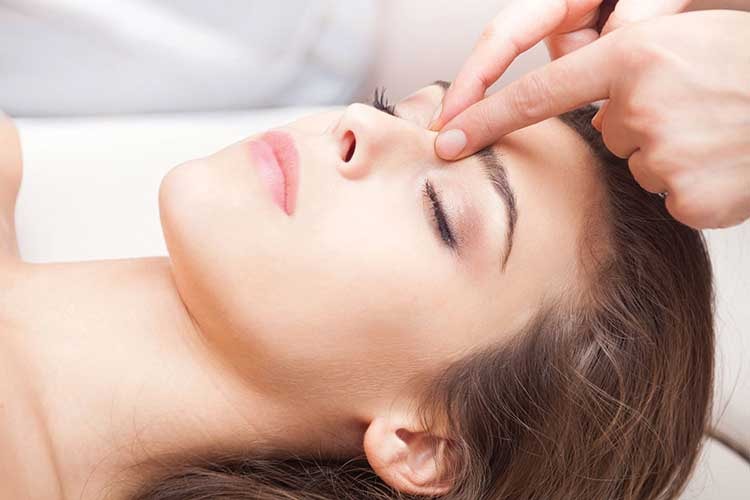 Bấm huyệt massage: Bấm huyệt massage còn giúp cải thiện sức khỏe, hồi phục sự cân bằng cho cơ thể và giảm đi các cơn đau đầu. Người bệnh có thể sử dụng tay để massage vùng cổ, trán, gáy để giúp làm giảm cơn đau đầu tạm thời. Bấm huyệt chữa đau đầu là phương pháp không chỉ giảm đau nhanh mà còn giúp giảm đi các chứng đau đầu về lâu về dài.