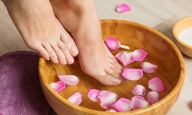 Ngâm chân nước nóng: Đây được xem là cách giảm đau đầu hiệu quả và an toàn. Hơn thế nữa, phương pháp này còn được đánh giá là có hiệu quả trong việc điều trị những bệnh lý khác như mất ngủ, hôi chân, da liễu…