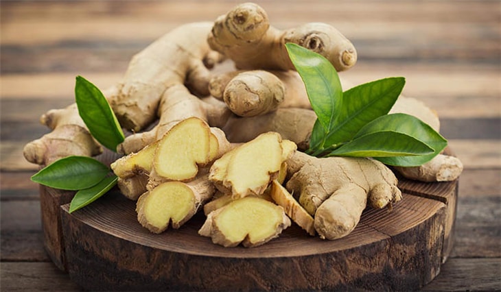 Sử dụng gừng trị đau đầu: Nhờ chứa nhiều thành phần có dược tính cao, củ gừng có thể hỗ trợ giảm đau, giảm viêm hiệu quả. Thử nghiệm lâm sàng cho thấy bột gừng mang lại hiệu quả tương tự như thuốc trị đau nửa đầu kê toa. Do đó, để cải thiện tình trạng này bạn có thể thêm một vài lát gừng nạo vào nước sôi khi pha trà hoặc sử dụng bất kỳ loại thực phẩm nào có gừng đều được.