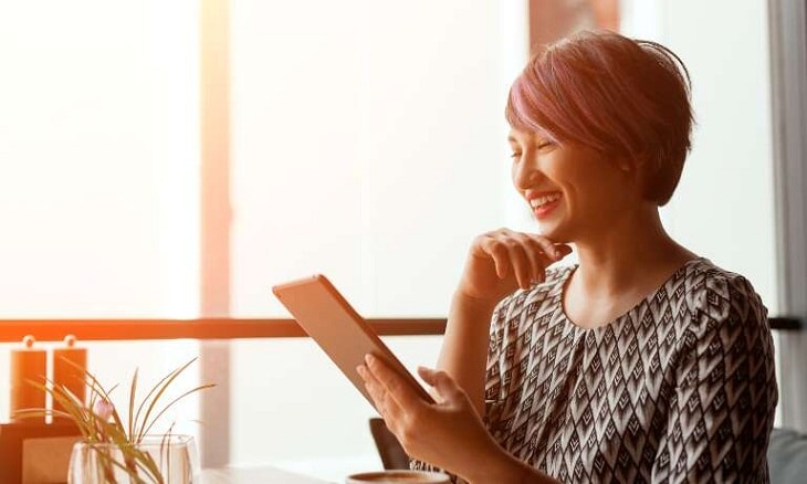 Cải thiện trí não và tinh thần: Phương pháp ngâm chân nước nóng sẽ tạo ra niềm hạnh phúc cho con người bằng cách thư giãn sâu, giảm stress, áp lực và hồi phục sự cân bằng giữa suy nghĩ và cảm xúc. Bên cạnh đó, phương pháp cổ truyền này còn giúp mang lại cho bạn cảm giác hài lòng, thỏa mãn, tăng cường sự tập trung trí não và kiểm soát lo âu, tăng cường mức năng lượng mỗi khi cảm thấy mệt mỏi.