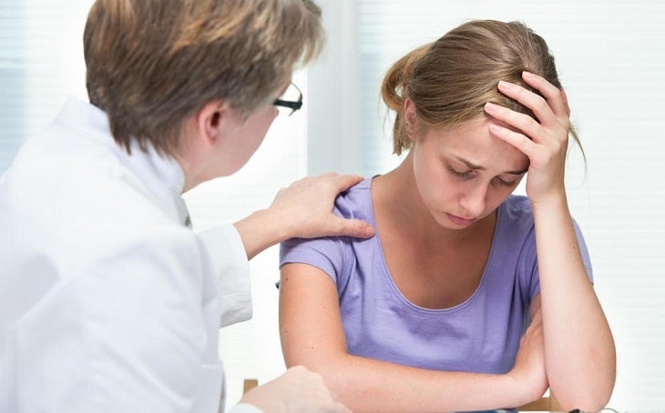 Chữa trị các bệnh mãn tính: Thường xuyên ngâm chân nước nóng sẽ làm giảm các triệu chứng của bệnh mãn tính. Đặc biệt, ngâm chân nước nóng kết hợp với bấm huyệt bàn chân còn được áp dụng thành công để điều trị nhiều căn bệnh khác nhau, từ tiểu đường cho đến lạc nội mạc tử cung và đau cơ xơ hóa. Ngoài ra, phương pháp trị liệu này còn giúp cải thiện hiệu quả hóa trị liệu cho bệnh nhân ung thư.