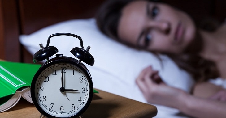 Giảm chứng mất ngủ: Ngâm chân nước nóng đều đặn vào mỗi buổi tối trước khi đi ngủ sẽ giúp bạn ngủ ngon và sâu hơn. Nên kết hợp thêm xoa bóp nhẹ nhàng bàn chân để tạo những tác động tích cực đến hệ thần kinh, kích thích tuần hoàn máu, điều hòa khí huyết và cân bằng cơ thể. 
