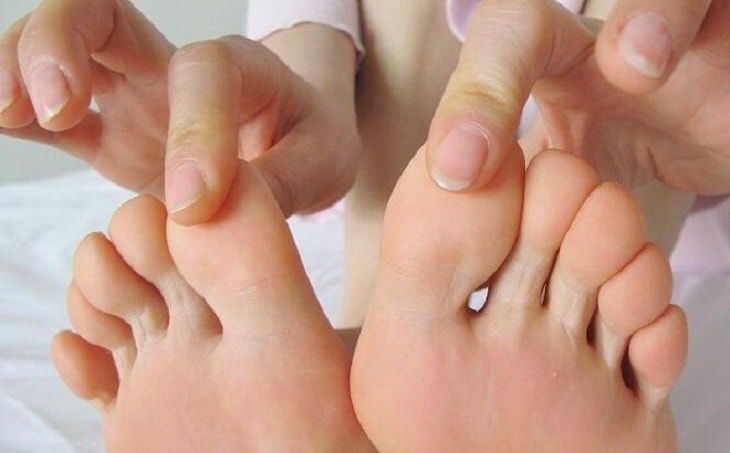 Khử mùi hôi chân: Không chỉ mang lại cho bạn cảm giác thư giãn, thoải mái mà ngâm chân bằng nước nóng còn giúp bạn giải quyết mùi hôi chân. Bạn có thể ngâm chân nước nóng kết hợp với một số loại thảo dược, tinh dầu khác để mang lại đôi chân sạch sẽ, thơm tho hơn.