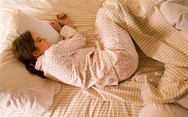 Nghỉ ngơi, ngủ đủ giấc: Áp lực, căng thẳng do công việc hay thiếu ngủ là những yếu tố không chỉ tác động xấu đến sức khỏe mà còn được xem là nguyên nhân khởi phát cơn đau đầu ở một số người. Một nghiên cứu của Trung tâm Thông tin Công nghệ sinh học của Mỹ – NCBI về tần suất và mức độ nghiêm trọng của cơn đau đầu giữa 2 nhóm người ngủ ít hơn và nhiều hơn 6 tiếng/đêm đã cho thấy: Nhóm đối tượng ngủ dưới 6 tiếng thường bị đau đầu dữ dội và cơn đau tái phát nhanh hơn. Vì vậy, nếu bạn đang tìm cách chữa đau đầu tại nhà thì hãy tạm dừng công việc và cho đầu óc được nghỉ ngơi, có thể ngủ một giấc sâu là việc làm vô cùng cần thiết. Tuy nhiên, ngủ nhiều quá cũng không hay, thời gian ngủ chỉ nên dao động từ 7 – 9 tiếng mỗi ngày là đủ.