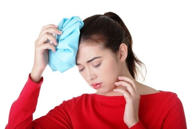 Chườm nóng hoặc chườm lạnh: Kết hợp chườm lạnh và chườm nóng vô cùng hiệu quả để giảm cơn đau đầu và các biến chứng do tình trạng này gây ra như căng cứng cơ cổ, nhức vai, đau cổ… Cụ thể, chườm đá làm tê các cơn đau nhói đầu. Trong khi đó chườm khăn nóng, ướt giúp thư giãn cơ cổ căng cứng, giảm cơn đau.