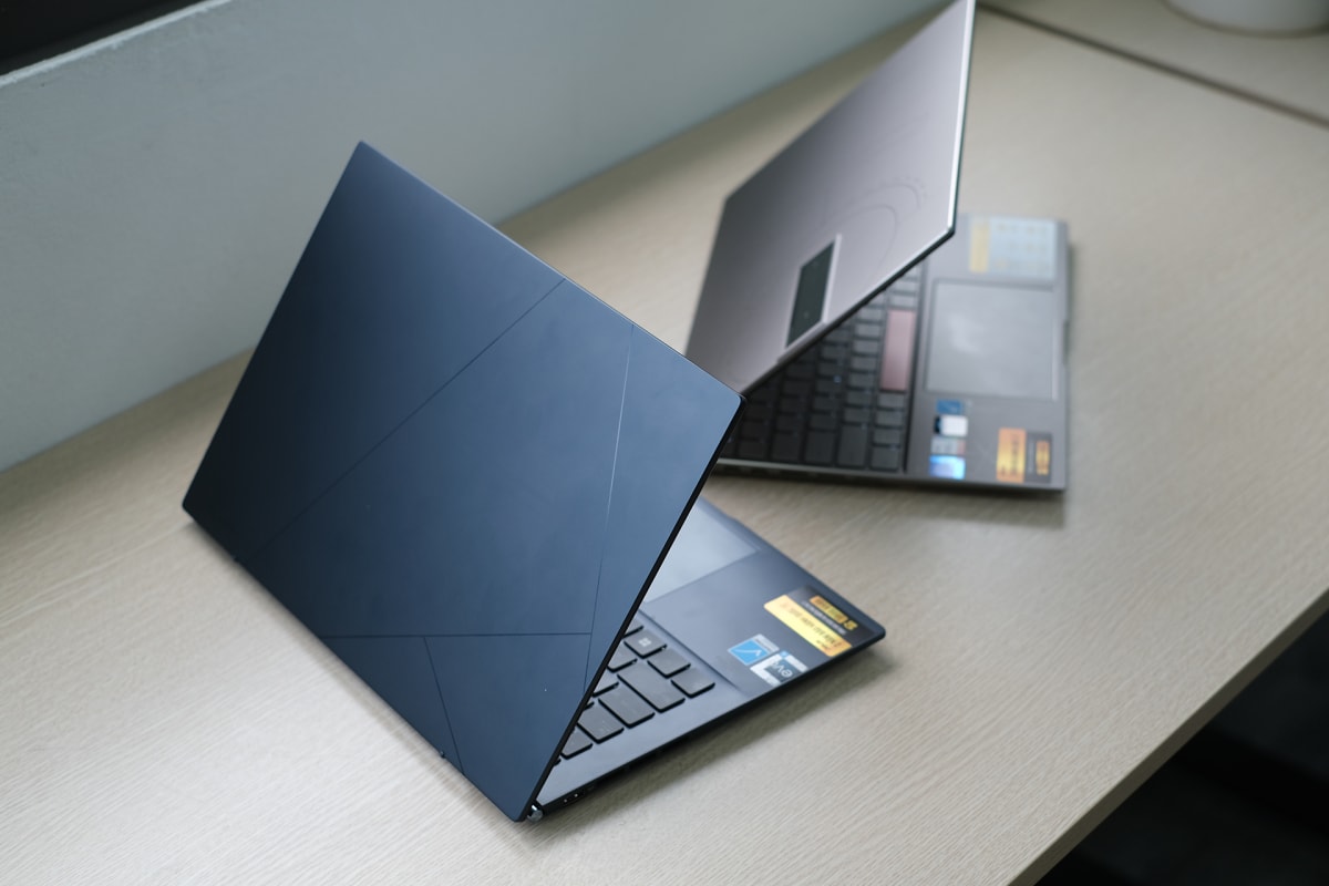 Mới đây, Hãng máy tính Đài Loan đã tung ra thị trường hai dòng laptop mới gồm Zenbook 14 OLED mã UX3402 màu xanh và bản đặc biệt Zendbook 14X OLED Space Edition màu xám. Đây là sản phẩm đánh dấu lần thay đổi triết lý thiết kế lớn đầu tiên từ Zen với họa tiết vòng tròn hướng tâm sang kiểu mới Kintsugi. Asus đã không còn theo đuổi xu hướng siêu mỏng nhẹ mà cân đối giữa hiệu năng, thời lượng sử dụng lâu hơn khi dùng chip Intel Core i dòng P, tăng dung lượng pin.