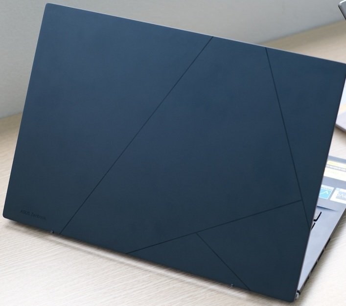 Zendbook 14 OLED sử dụng khung kim loại, vỏ nhôm sần và chỉ có chi tiết nhựa ở xung quanh viền màn hình. Máy có 2 màu xanh lam và xanh ngọc, mặt trước chuyển từ họa tiết vòng tròn hướng tâm sang bề mặt trơn với chữ A cách điệu. Thiết kế mới đơn giản, hiện đại hơn và cũng dễ vệ sinh hơn trước đáng kể.