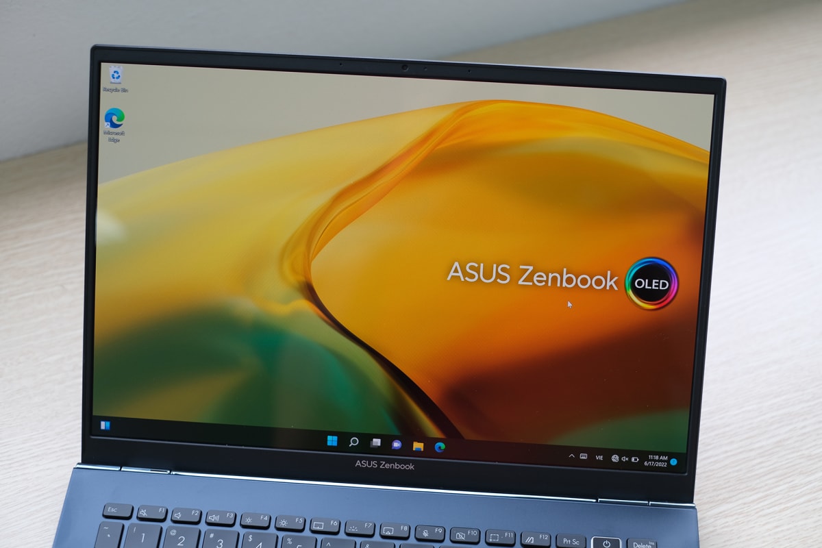 Trang bị nổi bật trên máy là màn hình OLED 14 inch, độ phân giải 2,8 K, tỷ lệ 16:10 và hiển thị 100% gam màu DCI-P3. Tần số quét là 90 Hz, đủ dùng khi hướng đến người làm việc văn phòng, thời gian đáp ứng tốt là 0,2 ms. Trong thử nghiệm thực tế của một số trang công nghệ quốc tế, độ sai màu Delta-E đo được trên màn hình là 1,6 - mức không thể quan sát sai lệch bằng mắt thường. Tuy nhiên, để sử dụng cho các công việc in ấn, người dùng vẫn cần các thiết bị căn chỉnh bên ngoài.