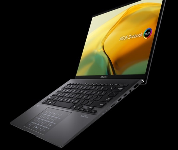 Một khác biệt so với thế hệ cũ của Zendbook 14 OLED là máy có thể mở góc 180 độ nhờ bản lề ErgoLift. Tuy nhiên, việc không hỗ trợ cảm ứng khiến tính năng này không phát huy nhiều tác dụng. Viền màn hình được làm mỏng đều ba cạnh và vẫn đủ chỗ cho camera phía trên.