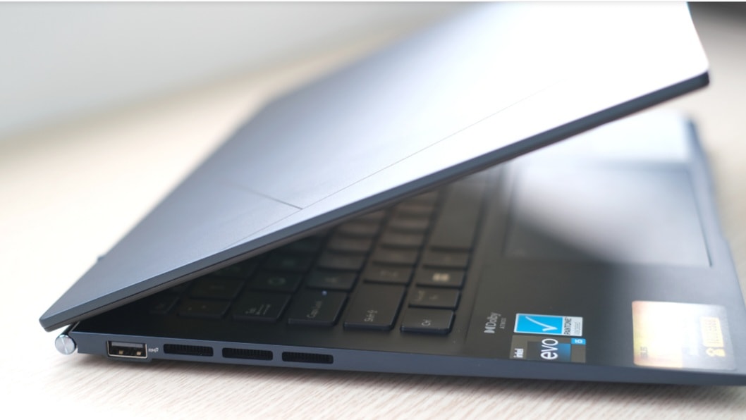 Bên cạnh đó, Người dùng có thể vừa sạc nhanh 65 W, vừa kết nối ổ SSD gắn ngoài hay xuất hình ảnh. Ngoài ra, máy có một cổng HDMI 2,9, đầu đọc thẻ microSD và cổng USB 3.2 type-A tiêu chuẩn vì Zendbook 14 OLED trang bị đầy đủ cổng kết nối cần thiết, thậm chí khá 