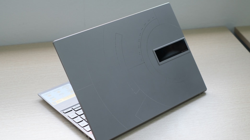 Phiên bản Zenbook 14X OLED Space Edition khác biệt ở phần vỏ với lớp sơn giả titanium (chất liệu vẫn là nhôm). Máy có họa tiết mã morse và đặc biệt là màn hình OLED nhỏ 3,5 inch ở bên ngoài. Người dùng có thể tùy chọn hiển thị tên, chữ, tag, thời gian, thông tin hay các theme có sẵn. So với bản thường, bản Space Edition mỏng hơn là 15,9 mm và nặng gần tương đương 1,4 kg.