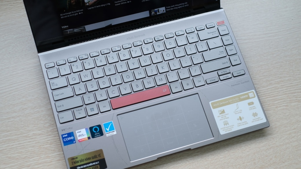 Kích thước tổng thể của bản đặc biệt Space Editon nhỏ hơn một chút so với Zenbook 14 OLED tiêu chuẩn. Bàn phím cũng có điểm nhấn vào nút Space và nút nguồn kiêm cảm biến vân tay. Thêm một nâng cấp đáng kể trên Zendbook 14 OLED năm nay là dung lượng pin tăng lên 75 Wh. Theo công bố nhà sản xuất, pin có thể dùng tới 18 tiếng, chờ 48 tiếng. Trong một số thử nghiệm thực tế với cường độ sử dụng khá cao như lướt web nhiều tab, xem video, kết nối mạng và có chơi game thời gian ngắn, pin đạt khoảng 7-8 tiếng.