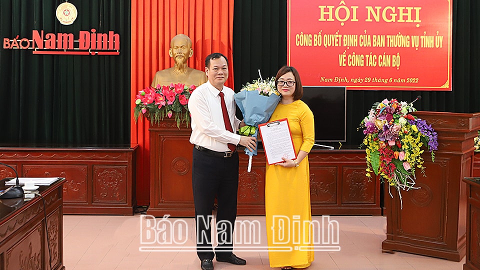 Đồng chí Lê Quốc Chỉnh, Phó Bí thư Thường trực Tỉnh ủy, Chủ tịch HĐND tỉnh, Trưởng đoàn Đoàn đại biểu Quốc hội tỉnh trao Quyết định và tặng hoa cho đồng chí Nguyễn Thị Thu Thủy. Ảnh: Báo Nam Định