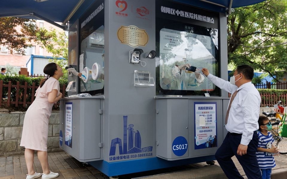 Bắc Kinh bố trí rất nhiều điểm xét nghiệm COVID lưu động ở các khu vực công cộng. Ảnh: Reuters
