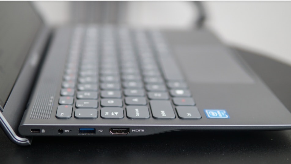 Sau khi cài Windows và một số phần mềm Office, máy còn khoảng 90 GB lưu trữ. Tuy nhiên, khác với E116 có sẵn khe cắm ngoài để nâng cấp bộ nhớ, người dùng nếu muốn mở rộng dung lượng cho E140 sẽ cần bộ nhớ ngoài. E140 có đầy đủ các cổng kết nối cơ bản, gồm hai cổng USB 3.0, nguồn, cổng HDMI, cổng tai nghe 3,5 mm, khe cắm thẻ microSD. Máy thiếu khe cắm SD và cổng Ethernet.