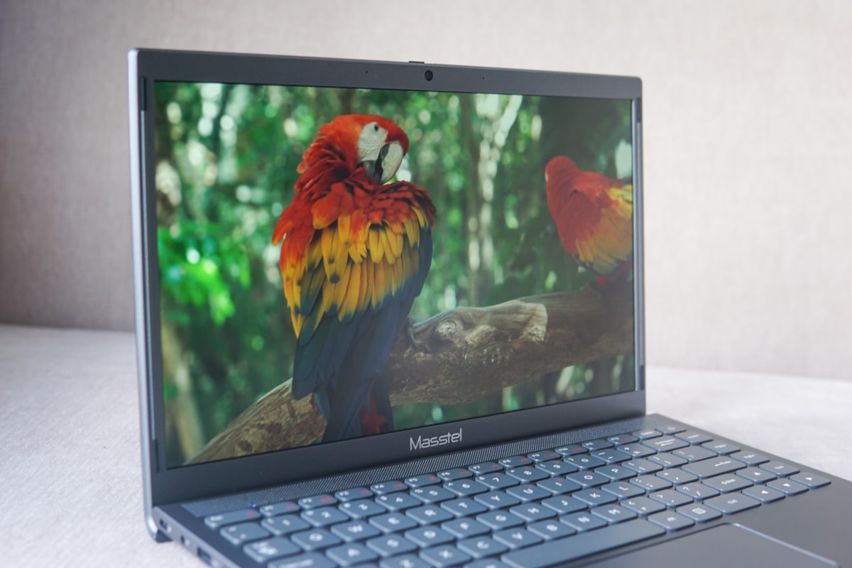 Sản phẩm thương hiệu Việt được trang bị màn hình LCD kích thước 14 inch, độ phân giải HD 1.366 x 768 pixel, ở mức trung bình tương tự các sản phẩm trong phân khúc, cùng độ sáng tối đa 250 nit. Màn hình này được tối ưu khá tốt, cho góc nhìn rộng và màu sắc rực rỡ hơn so với bản E116.