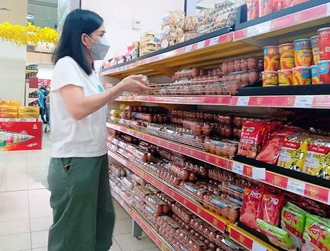 Nhiều người trẻ chật vật với bão giá, cố gắng tiết kiệm cho những dự định tương lai. Ảnh minh họa.