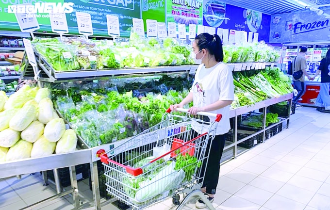 Để đứng ngoài bão giá, người trẻ cần chi tiêu thông minh, hợp lí chứ không nhất thiết phải thắt chặt chi tiêu quá mức. Ảnh minh họa.