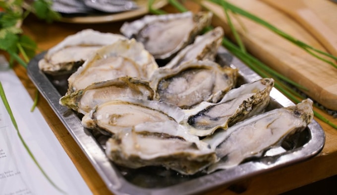 Hàu: Hàu biển là thực phẩm tốt cho sinh lý hàng đầu được các chuyên gia khuyên dùng. Trong 100g hàu biển chứa đến 47,5mg kẽm, 500mg Arginin. Đây là những dưỡng chất quan trọng, kích thích cơ thể sản sinh Testosterone nội sinh, giúp tăng ham muốn, hỗ trợ giảm tình trạng rối loạn cương dương ở nam giới. Ngoài ra, hàu biển còn rất giàu protein, giúp nâng cao sức khỏe, tăng sức bền và độ dẻo dai cho cơ bắp.