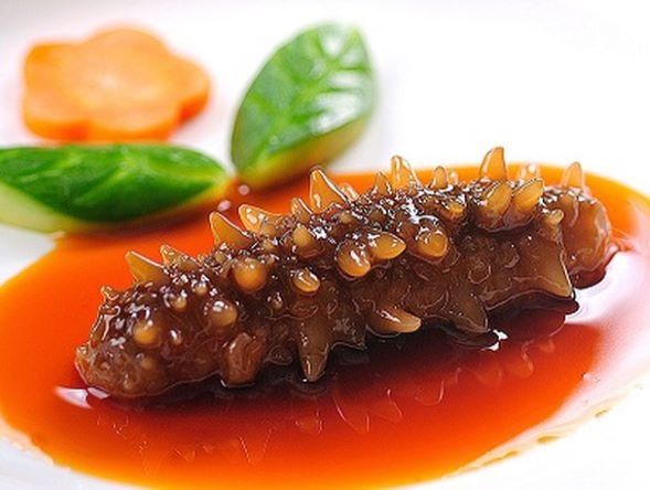Hải sâm: Hải sâm là loài động vật không xương sống, ngành da gai. Theo Y học cổ truyền, hải sản này được xếp vào hàng “tứ đại danh thái”, tức là một trong 4 món ăn quý giá. Loại hải sản này có vị ngọt đậm, tính ấm, tác dụng bổ thận tráng dương, ích tinh tủy. Đông y khuyến khích sử dụng hải sân trong các trường hợp yếu sinh lý, di tinh, liệt dương, xuất tinh sớm. Hải sâm chữa yếu sinh lý hiệu quả nhất khi ngâm rượu. Có thể kết hợp thêm một số dược liệu khác như: Ba kích, Ngưu tất, Thỏ ty tử…