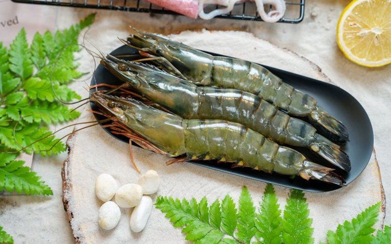 Tôm biển: Tôm biển là hải sản tốt cho sinh lý bởi chúng rất giàu protein, canxi, vitamin B1, B2, axit béo Omega – 3… Tôm biển có rất nhiều công dụng, trong đó phải kể đến là công dụng bổi bổ cơ thể, cường gân tráng cốt, hỗ trợ chữa liệt dương, tăng cường chức năng sinh dục…