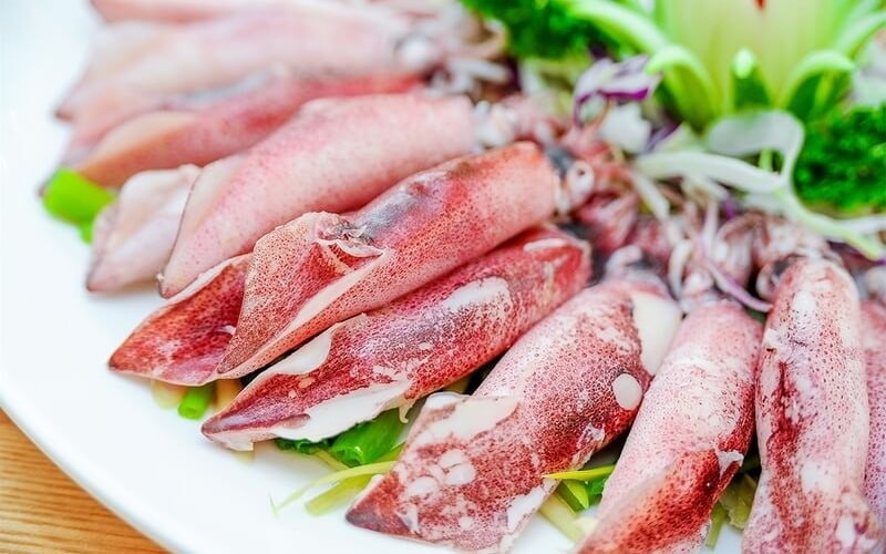 Mực: Nam giới thường xuyên ăn mực giúp xương, răng chắc khỏe, phòng tránh loãng xương, giảm chứng đau nửa đầu… Đặc biệt, mực còn rất tốt cho tim mạch, thúc đẩy sản sinh hồng cầu, giúp giảm tình trạng rối loạn cương dương.