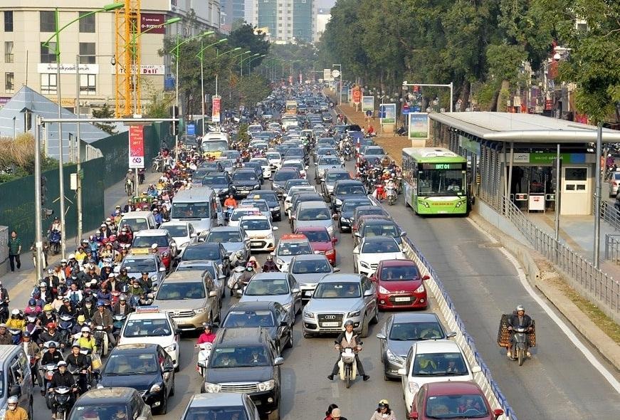Duy trì đường dành riêng, tăng tần suất cho tuyến buýt BRT và sớm triển khai 14 tuyến đường dành riêng cho xe buýt. Ảnh minh họa.