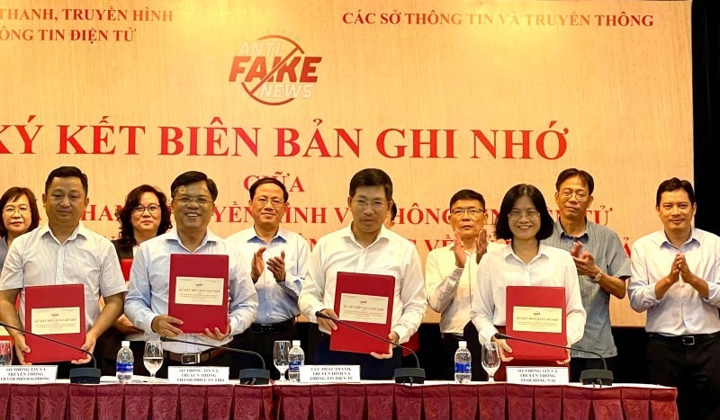 Lễ ký kết hợp tác xử lý và công bố tin giả trên không gian mạng. Ảnh: Lê Mỹ