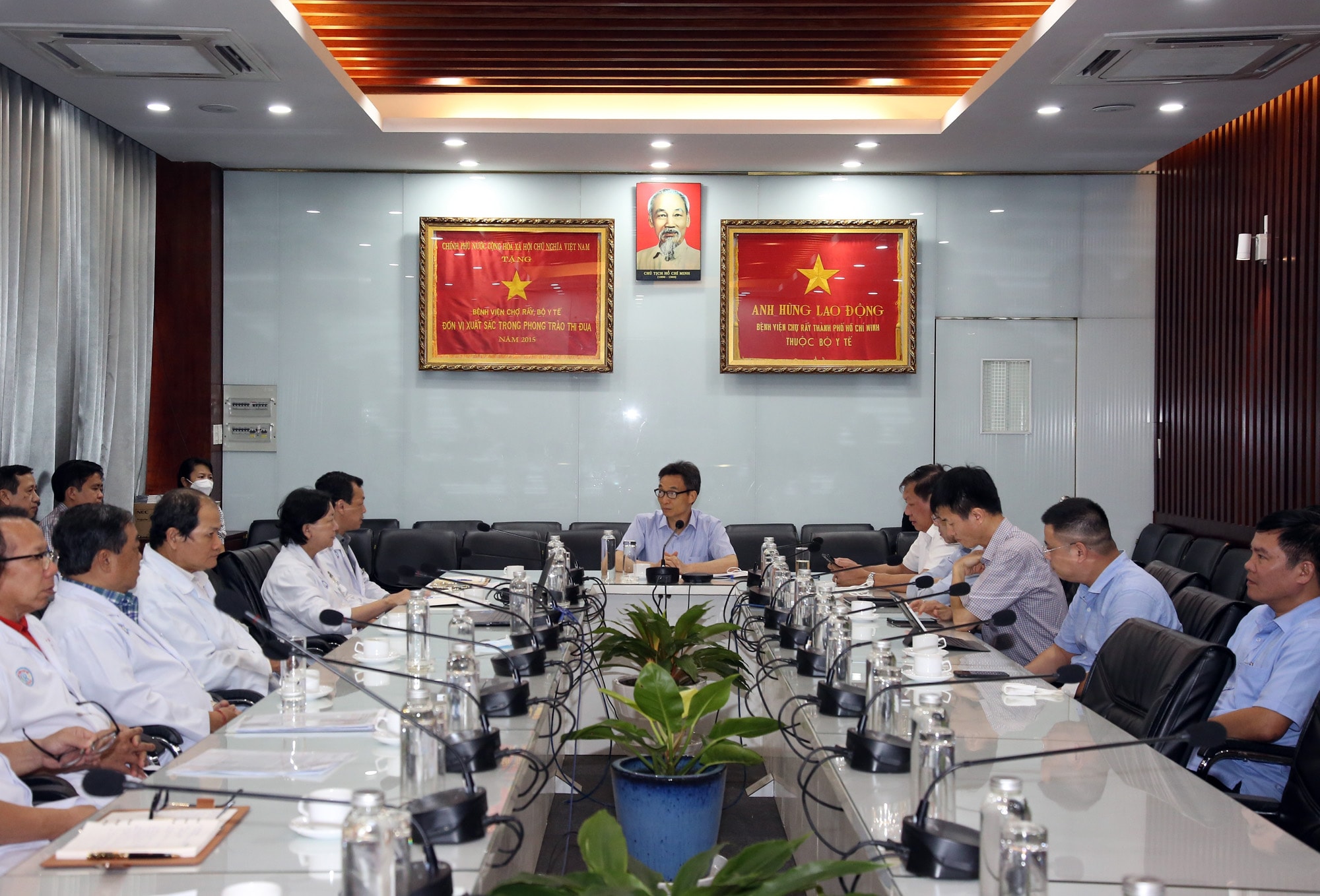 Phó Thủ tướng Vũ Đức Đam nhấn mạnh: Phải nhìn đúng vào sự thật, giải quyết tận gốc vấn đề này. Mệnh lệnh trên hết là cứu dân. Đây không chỉ là trách nhiệm trước Đảng, Nhà nước, pháp luật, mà còn là tấm lòng, lương tâm.