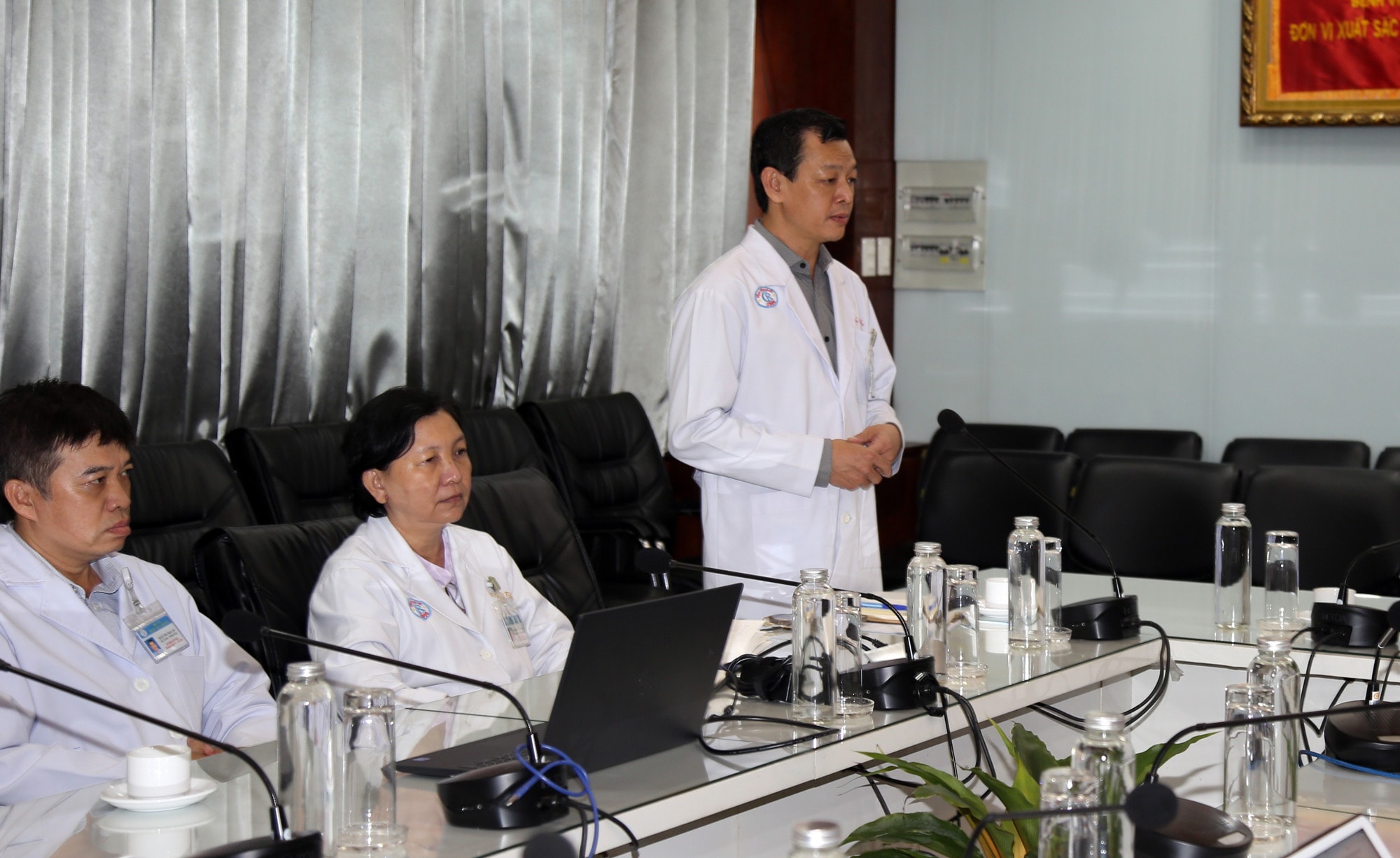PGS.TS. Nguyễn Tri Thức, Giám đốc BV Chợ Rẫy báo cáo về tình hình thiếu thuốc của BV.