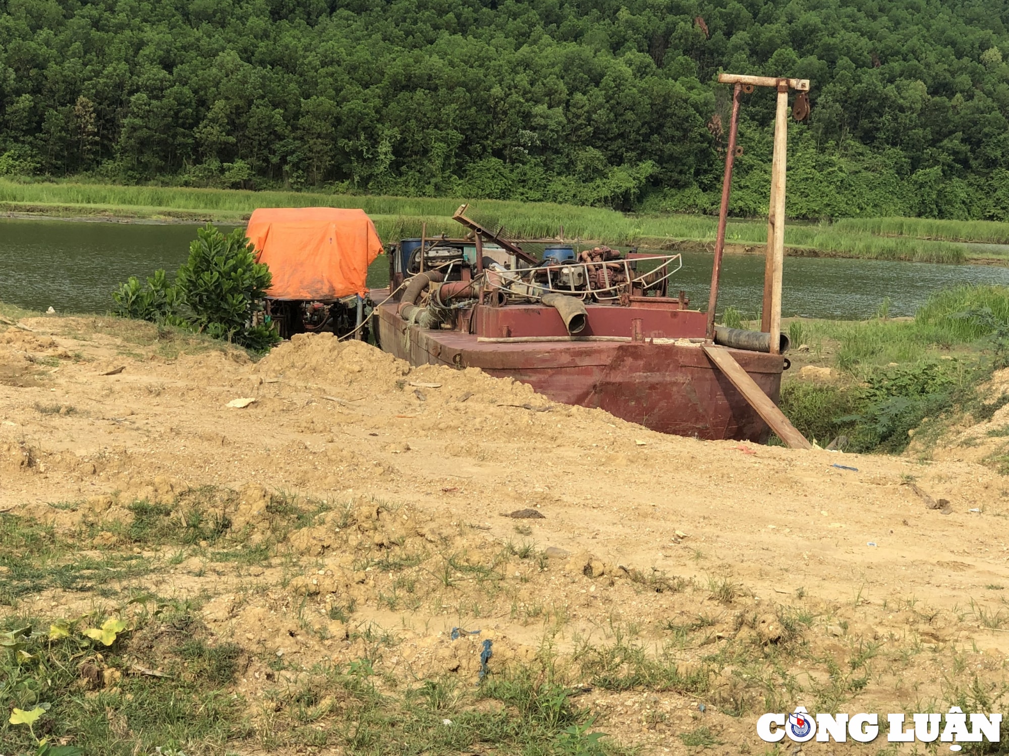 Hiện trường ngổn ngang tại bãi tập kết và thi công lòng hồ Mậu Lâm chiều 30/6