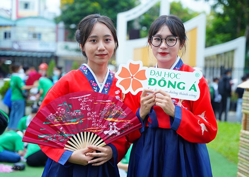Trình diễn trang phục truyền thống Hàn Quốc tại Lễ hội giao lưu văn hóa Việt - Hàn 2022