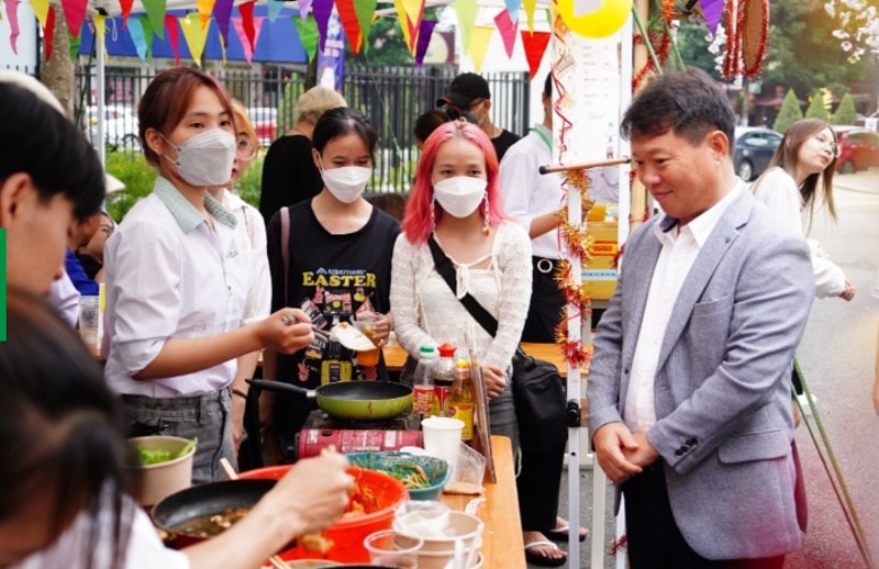 Các gian hàng ẩm thực Việt Nam và Hàn Quốc tại Lễ hội