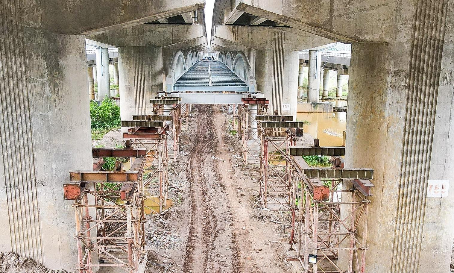 Hạng mục cầu cho xe máy, dự án đầu tư xây dựng tuyến đường Vành đai 3 đi thấp qua hồ Linh Đàm chậm tiến độ, thi công ì ạch.