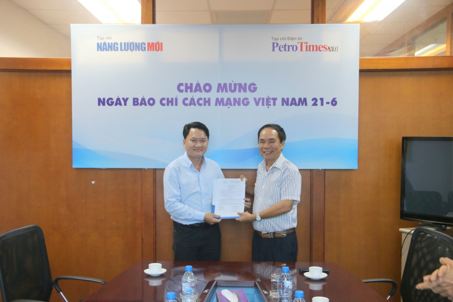 Chủ tịch Hội DKVN Nguyễn Quốc Thập trao Quyết định bổ nhiệm Phó Tổng biên tập phụ trách Tạp chí Năng lưọng Mới/PetroTimes cho ông Phạm Thuận Thiên.