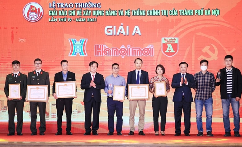 Bí thư Thành ủy Hà Nội Đinh Tiến Dũng, Phó Trưởng ban Tuyên giáo Trung ương Phan Xuân Thủy trao giải A Giải báo chí về xây dựng Đảng và hệ thống chính trị của thành phố Hà Nội lần thứ IV - năm 2021 cho các cá nhân, tập thể. Ảnh: dangcongsan.vn