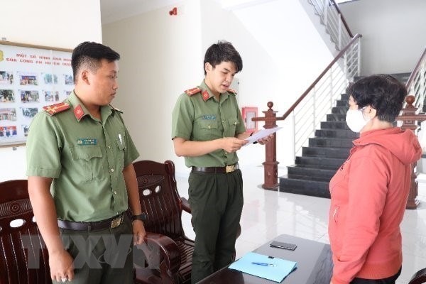 Công an huyện Dương Minh Châu tống đạt quyết định xử phạt hành chính đối với đối tượng Hồ Kim Phượng. Ảnh: TTXVN