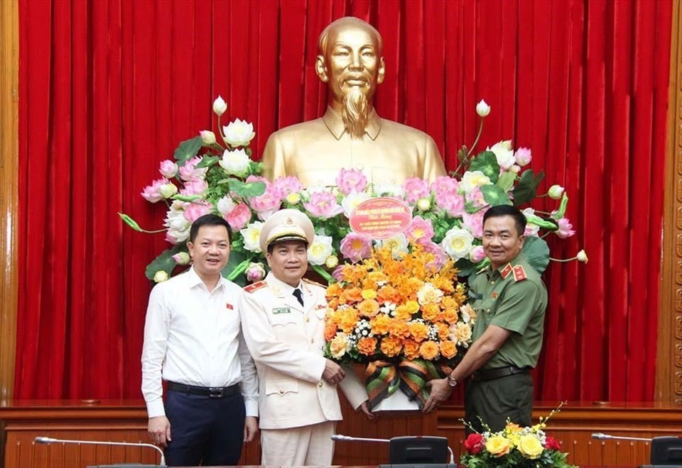 Thiếu tướng Nguyễn Sĩ Quang (đứng giữa) đón nhận lẵng hoa chúc mừng. Ảnh: LĐ