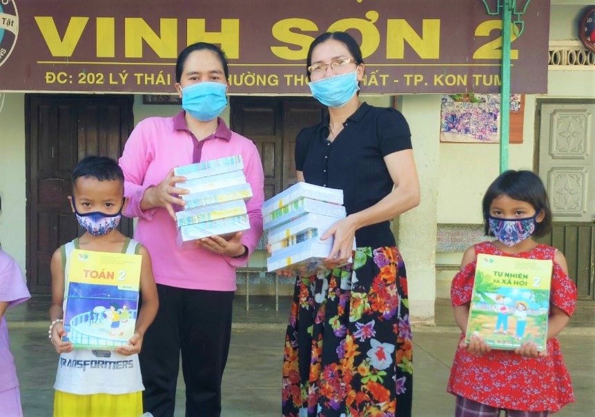 Nữ hiệu trưởng Trần Thị Thu Thủy (áo đen) đam mê từ thiện, hết lòng vì học trò nghèo