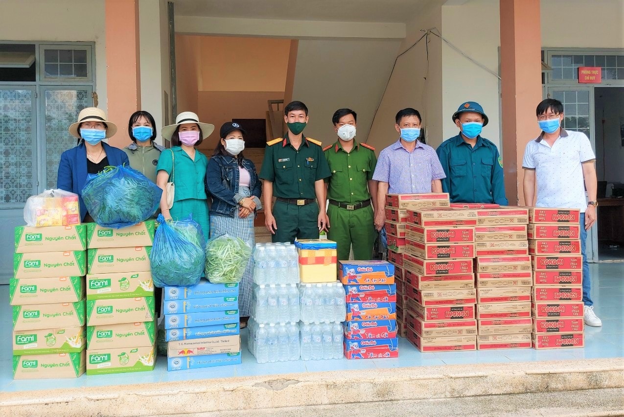 Không chỉ giúp đỡ các em học sinh, cô Thủy còn hỗ trợ những suất quà cho bà con bị ảnh hưởng bởi bão lũ ở Miền Trung, người già neo đơn, vô gia cư ở TP Kon Tum…