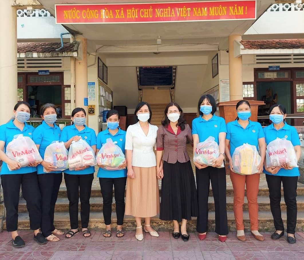 Với cương vị là hiệu trưởng cô Thủy luôn sâu sát, tạo mọi điều kiện thuận lợi để đội ngũ giáo viên trong trường phát huy hết năng lực, sở trường và có tinh thần thoải mái mỗi khi lên lớp
